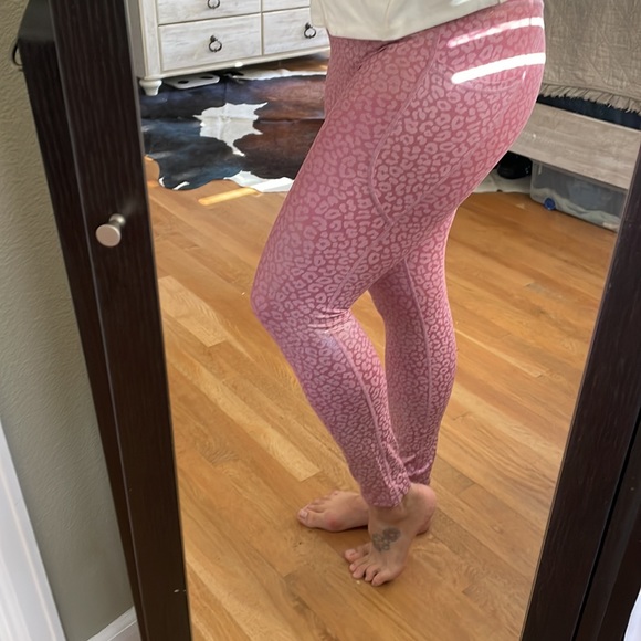 Tyc leggings in pink animal print. - Picture 3 of 5